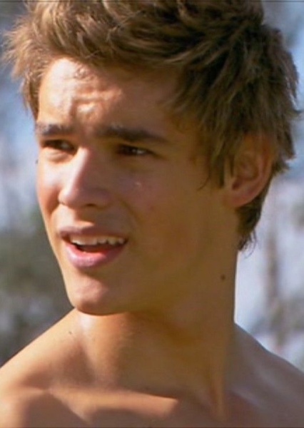 Brenton Thwaites photo