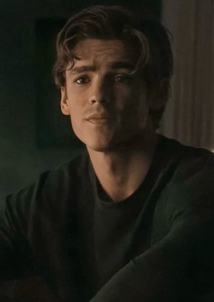Brenton Thwaites photo