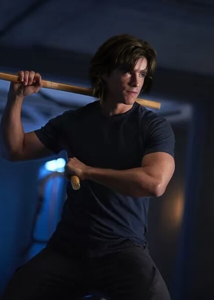 Brenton Thwaites photo
