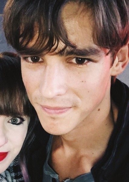 Brenton Thwaites photo