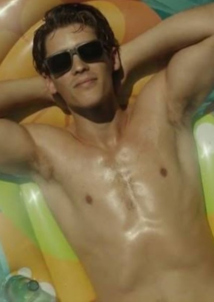 Brenton Thwaites photo