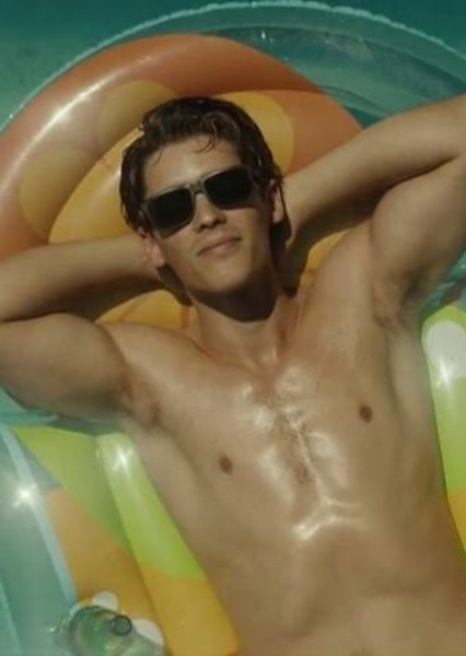 Brenton Thwaites photo