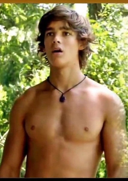 Brenton Thwaites photo