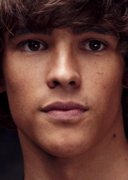 Brenton Thwaites photo