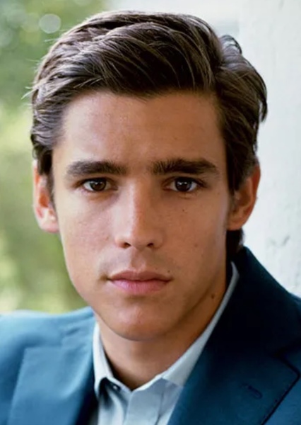 Brenton Thwaites photo