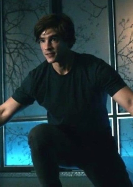 Brenton Thwaites photo