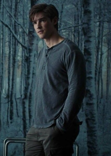 Brenton Thwaites photo