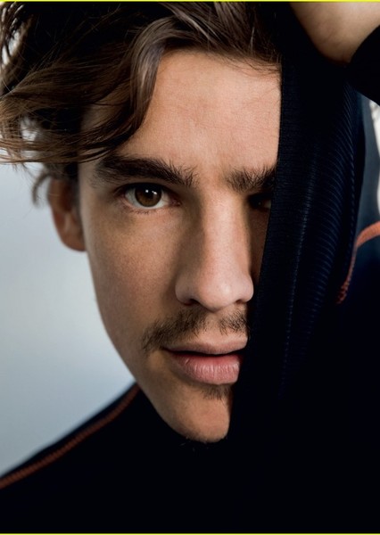 Brenton Thwaites photo