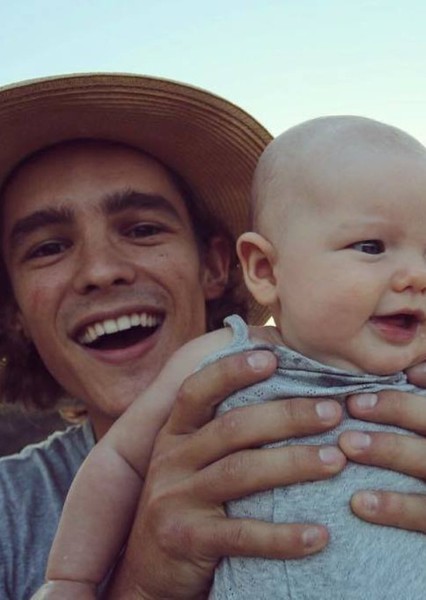 Brenton Thwaites photo