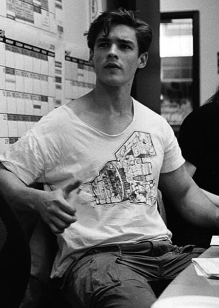 Brenton Thwaites photo