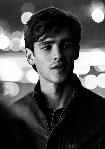 Brenton Thwaites photo