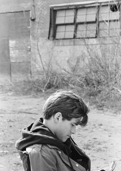 Brenton Thwaites photo