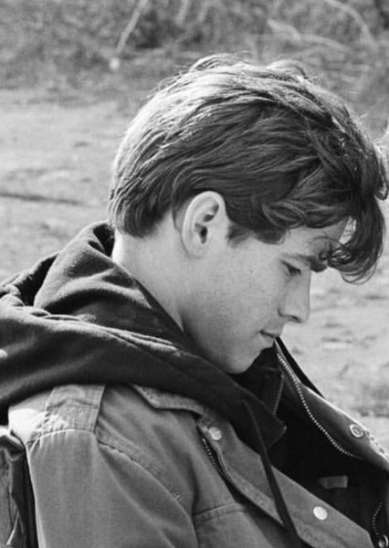 Brenton Thwaites photo