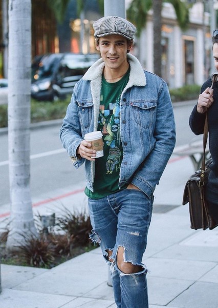 Brenton Thwaites photo