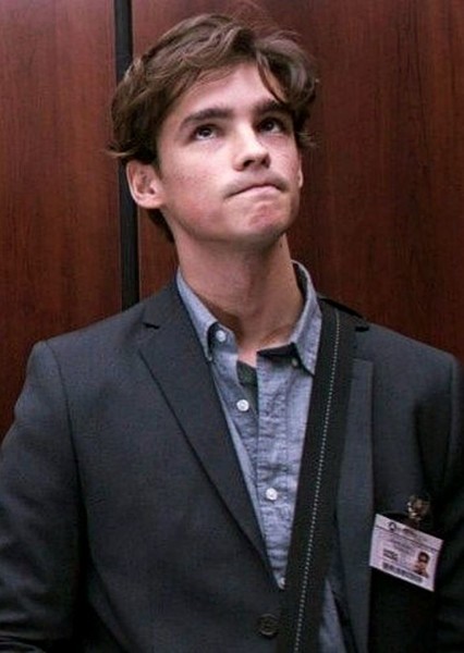 Brenton Thwaites photo