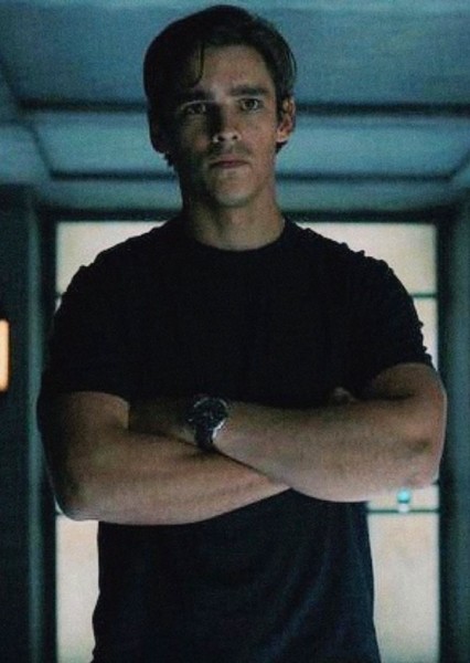 Brenton Thwaites photo
