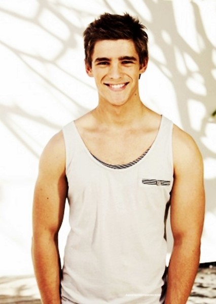 Brenton Thwaites photo