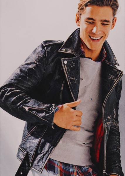 Brenton Thwaites photo