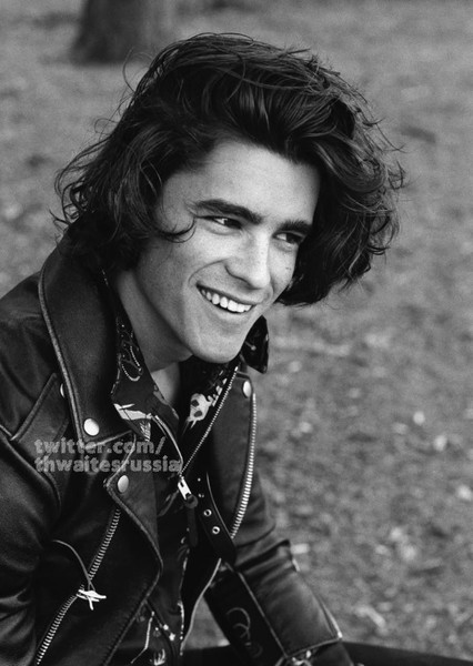 Brenton Thwaites photo