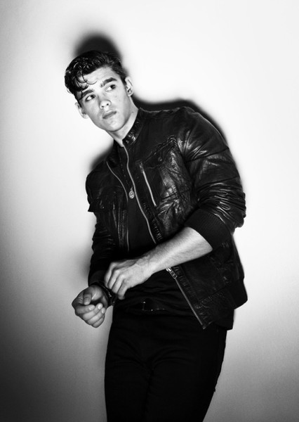 Brenton Thwaites photo