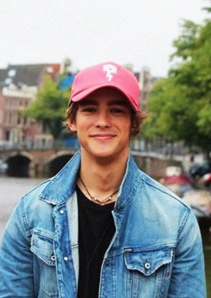 Brenton Thwaites photo