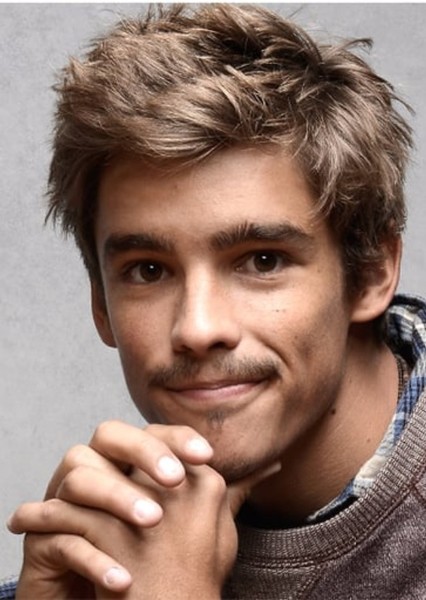 Brenton Thwaites photo