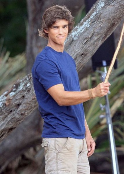 Brenton Thwaites photo
