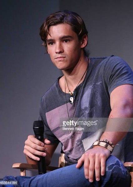 Brenton Thwaites photo