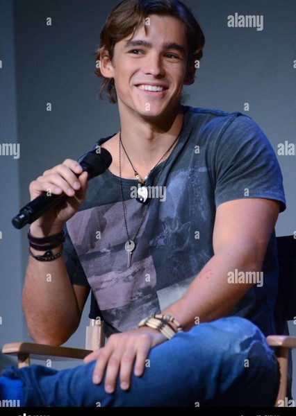 Brenton Thwaites photo