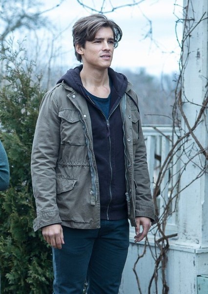 Brenton Thwaites photo