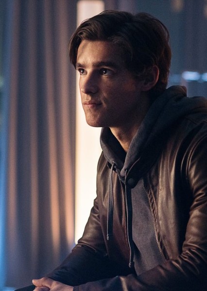 Brenton Thwaites photo