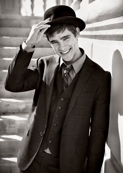 Brenton Thwaites photo