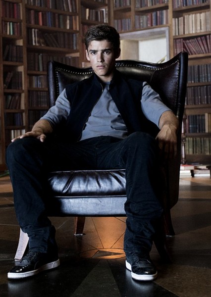 Brenton Thwaites photo