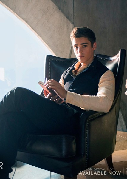 Brenton Thwaites photo