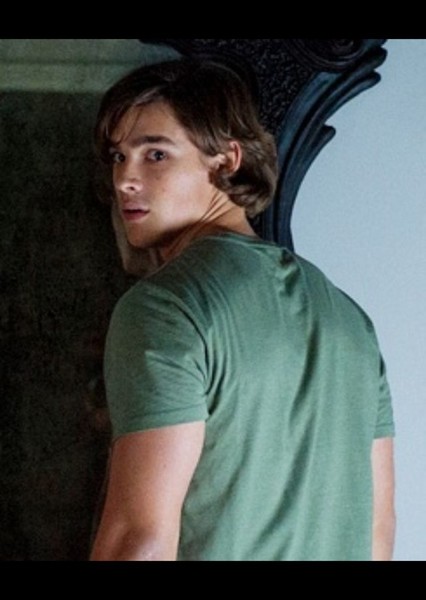 Brenton Thwaites photo