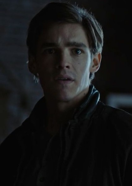 Brenton Thwaites photo