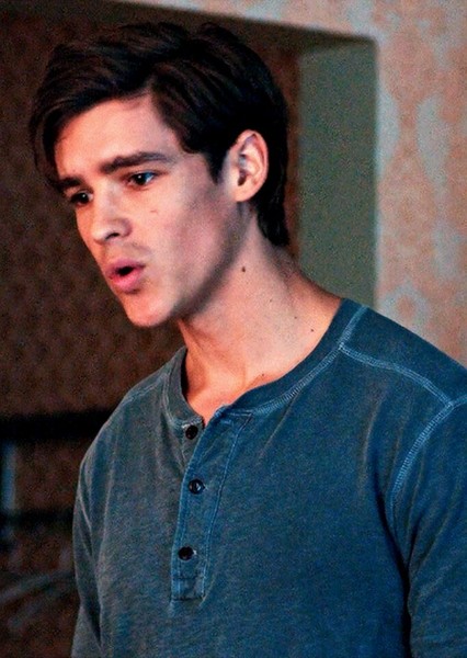 Brenton Thwaites photo
