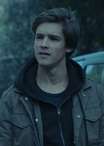 Brenton Thwaites photo