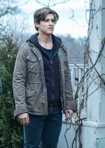 Brenton Thwaites photo