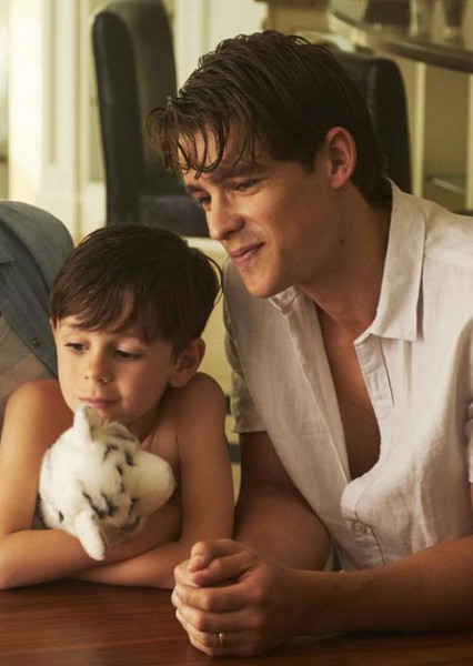 Brenton Thwaites photo