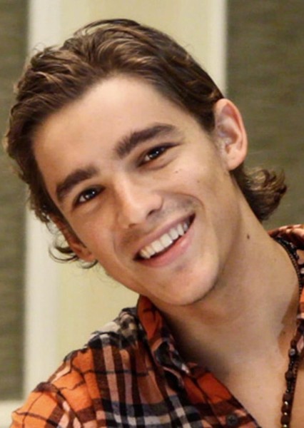 Brenton Thwaites photo