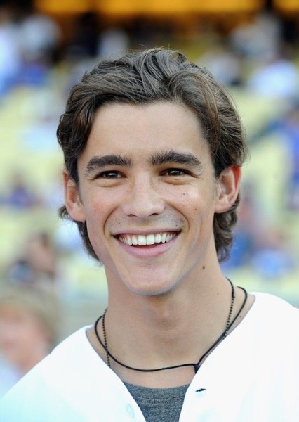 Brenton Thwaites photo