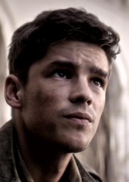 Brenton Thwaites photo