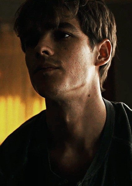 Brenton Thwaites photo