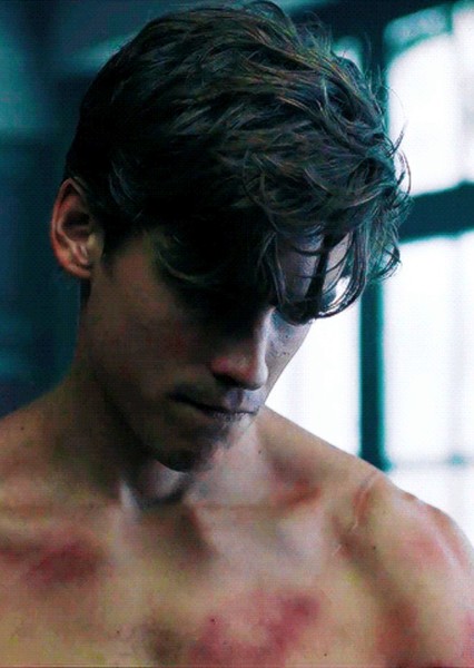 Brenton Thwaites photo