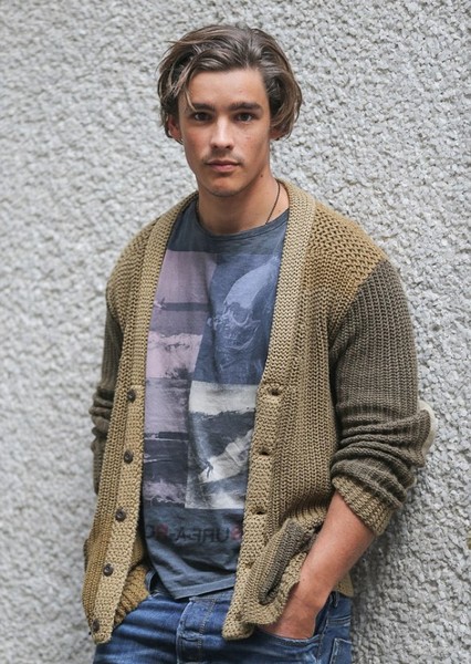 Brenton Thwaites photo
