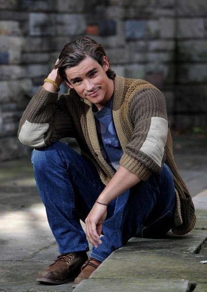 Brenton Thwaites photo