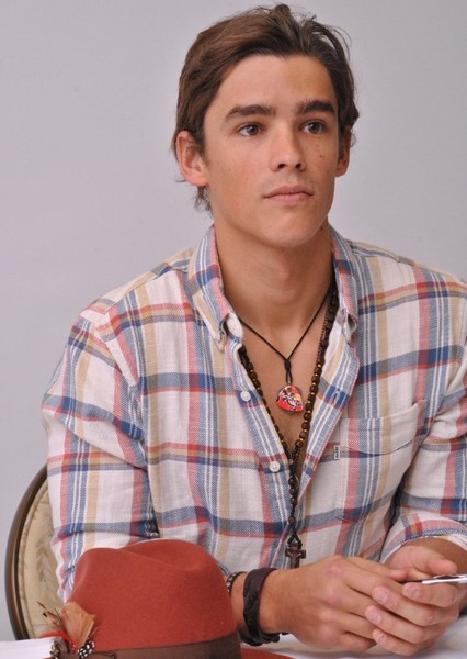 Brenton Thwaites photo
