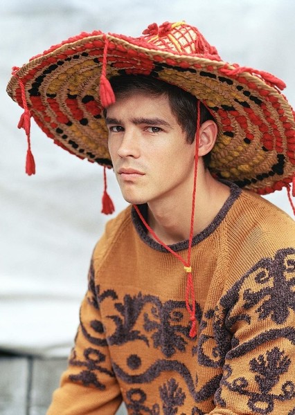 Brenton Thwaites photo