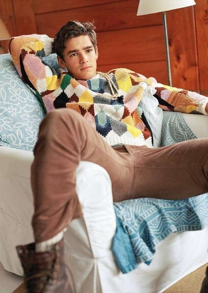 Brenton Thwaites photo